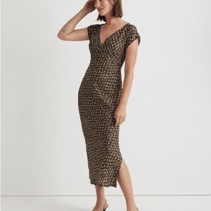 Madewell Wide V-Neck Midi Dress  in Expidition Green